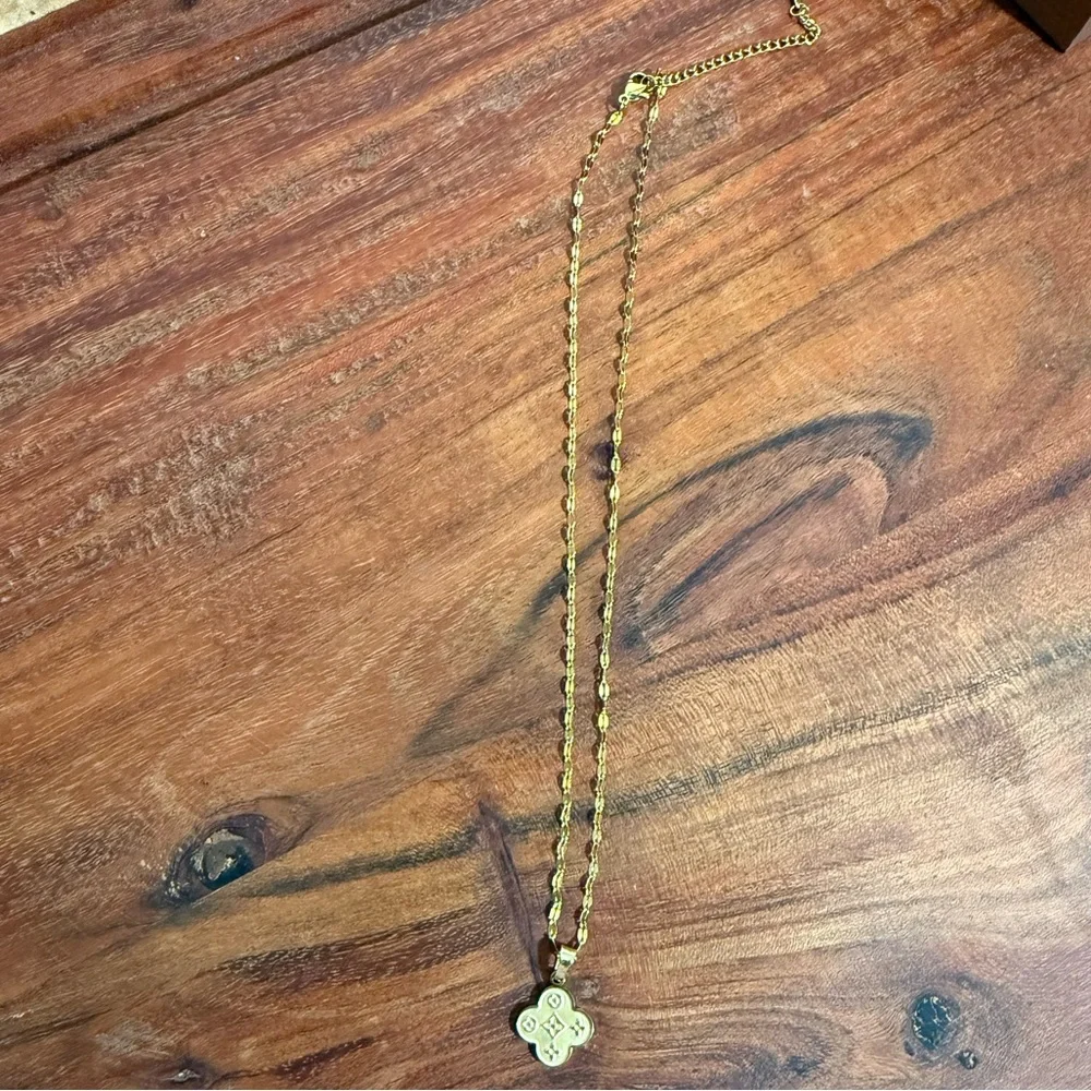 Women’s Gold Clover Stainless Steel Necklace Printed Clover Flower W Lip Chain